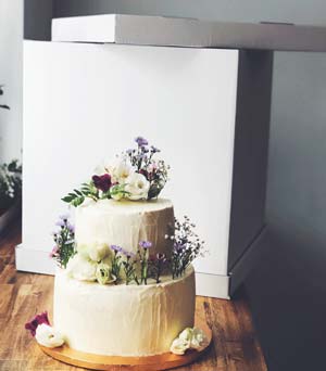 Torta na elegantnom zlatom podnose